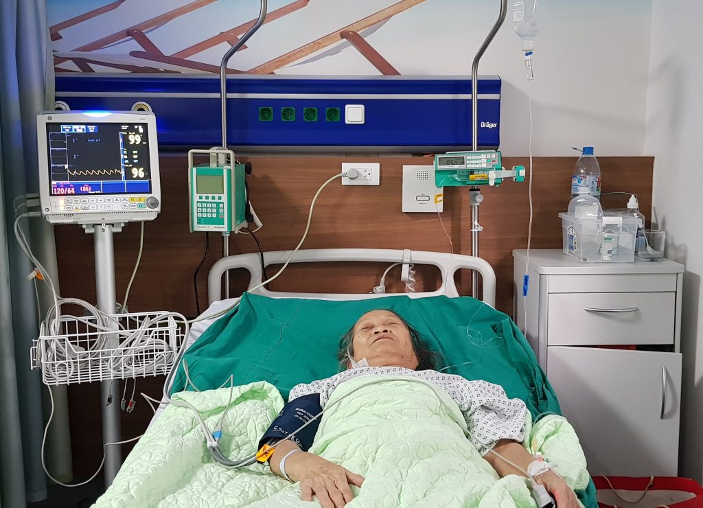 Người bệnh 86 tuổi vừa mổ thay khớp háng toàn phần được làm giảm đau tại Trung tâm kỹ thuật cao và tiêu hóa Hà Nội