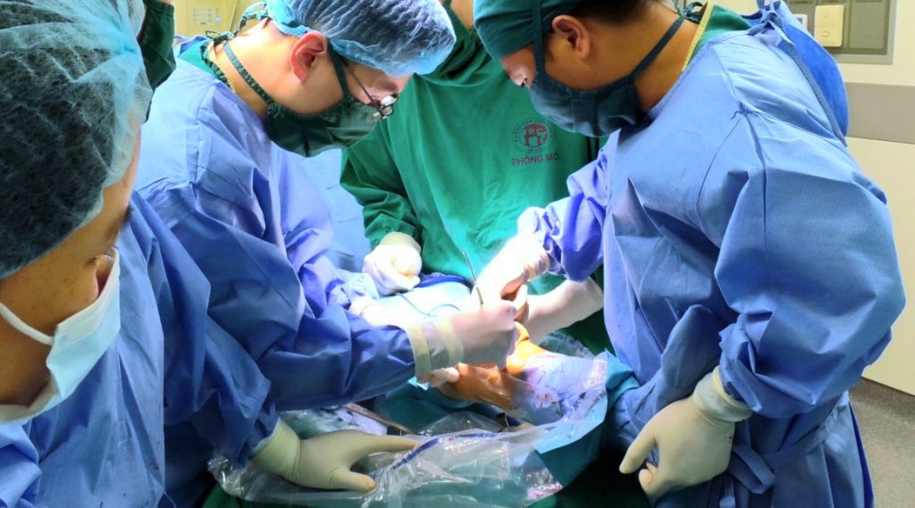 Ekip phẫu thuật trong ca mổ thay khớp