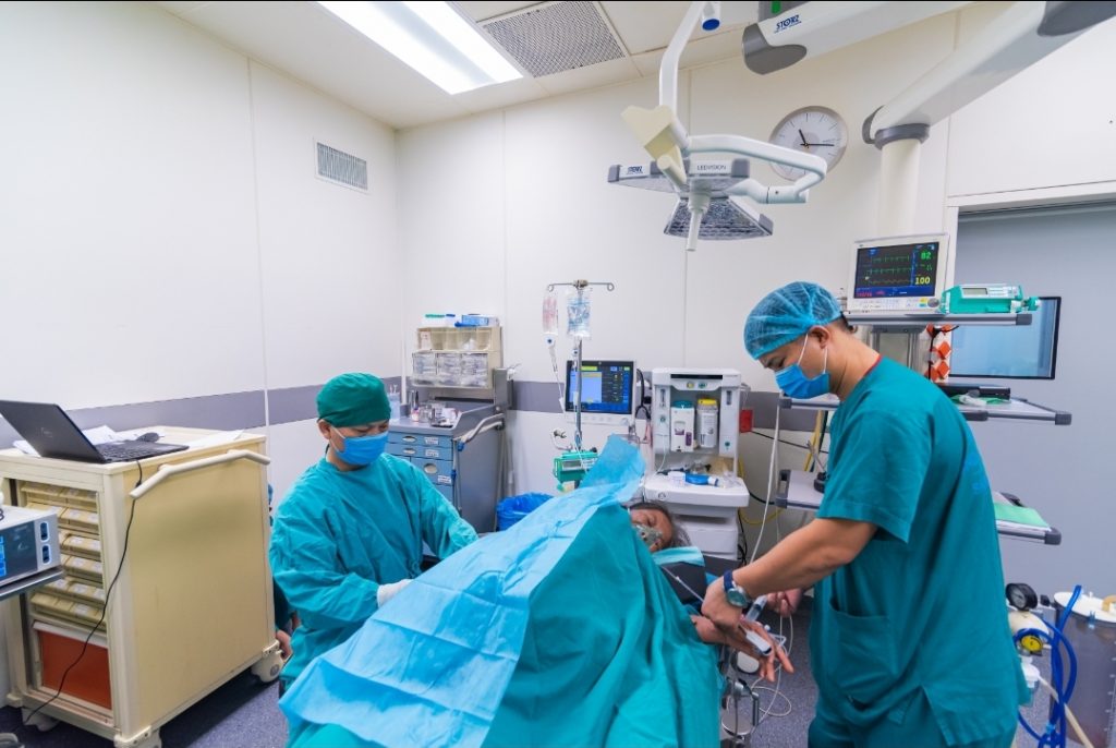 Gây tê tủy sống kết hợp gây tê Ngoài màng cứng giảm đau sau mổ trong phẫu thuật thay khớp