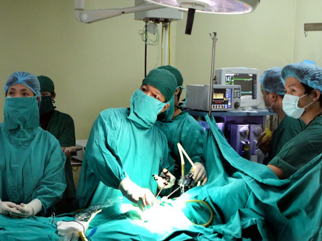 PGS.TS Trần Ngọc Sơn và ekip trong ca phẫu thuật thoát vị bẹn 1 lỗ trên trẻ nhi tại bệnh viện