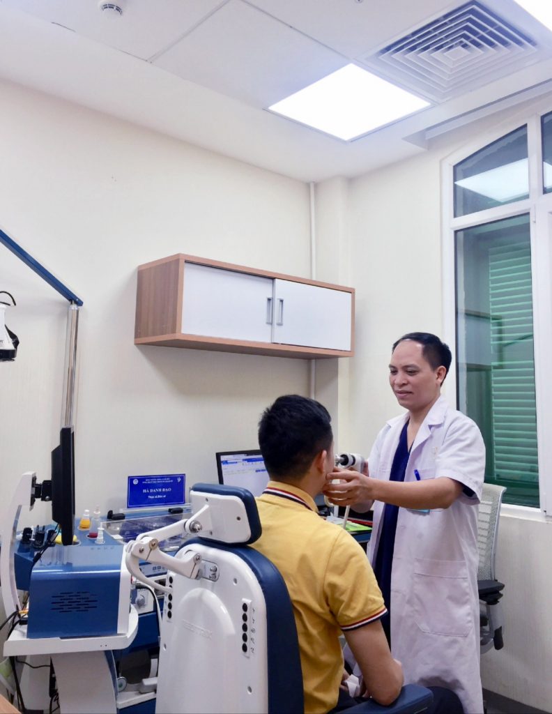 Bác sĩ đang tiến hành nạo VA