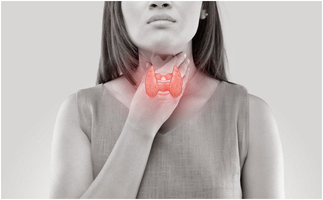 Đau họng nuốt khó là một trong những triệu chứng gợi ý nhân tuyến giáp lớn