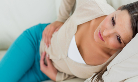 Sờ thấy khối u vùng hạ vị là một dấu hiệu của u xơ tử cung