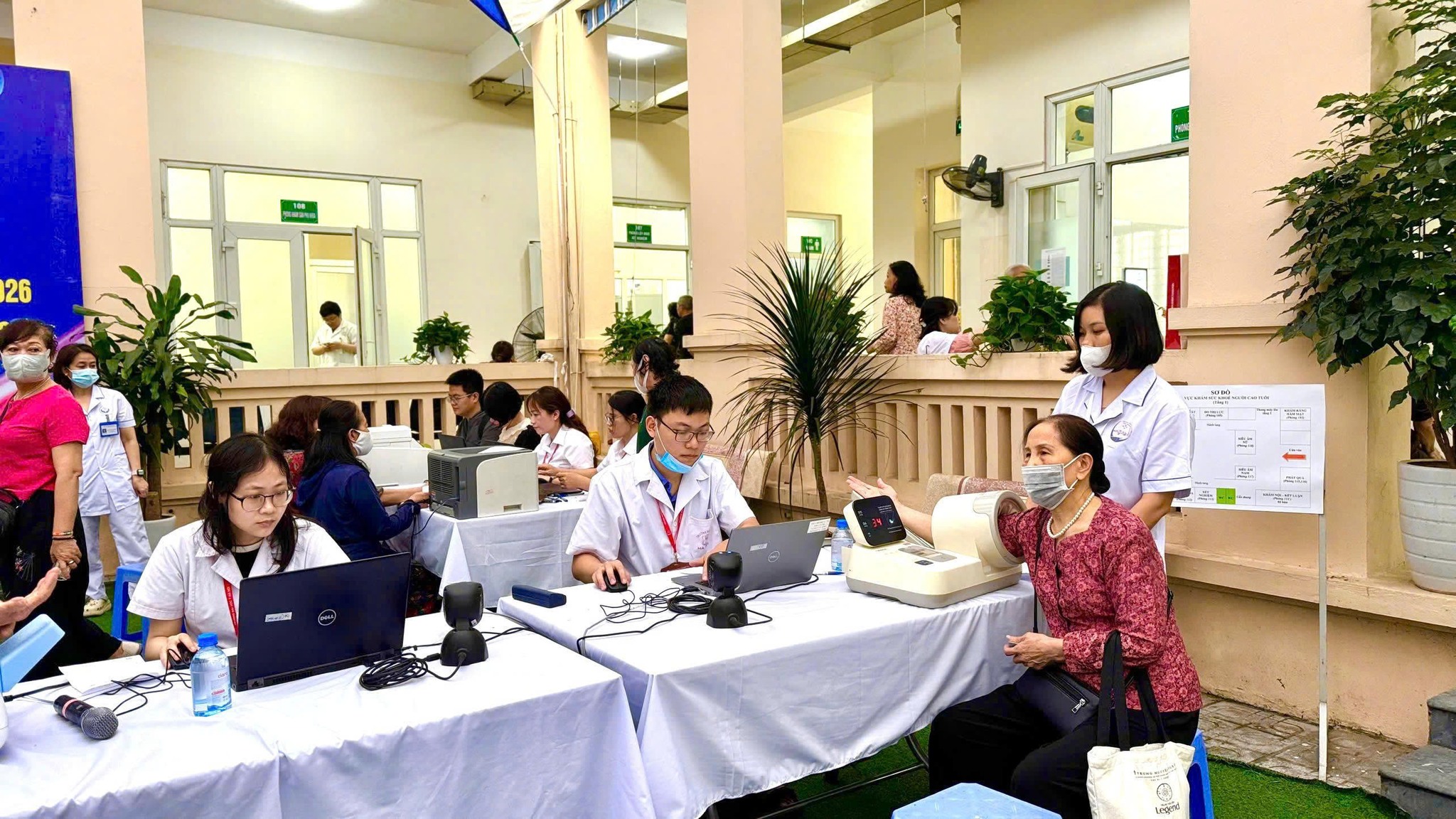 BỆNH VIỆN ĐA KHOA XANH PÔN THAM GIA KHÁM SỨC KHỎE MIỄN PHÍ CHO NGƯỜI CAO TUỔI TẠI PHƯỜNG VIỆT HƯNG