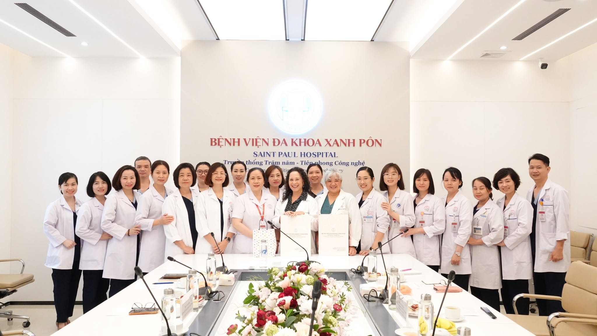 BỆNH VIỆN ĐA KHOA XANH PÔN LÀM VIỆC VỚI ĐOÀN CHUYÊN GIA REI-INC (HOA KỲ), NÂNG CAO NĂNG LỰC ĐIỀU DƯỠNG LÂM SÀNG